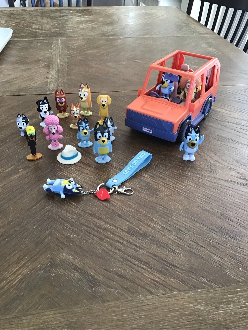 Character figurines+ vehicle+strap keychain from the Bluey TV series